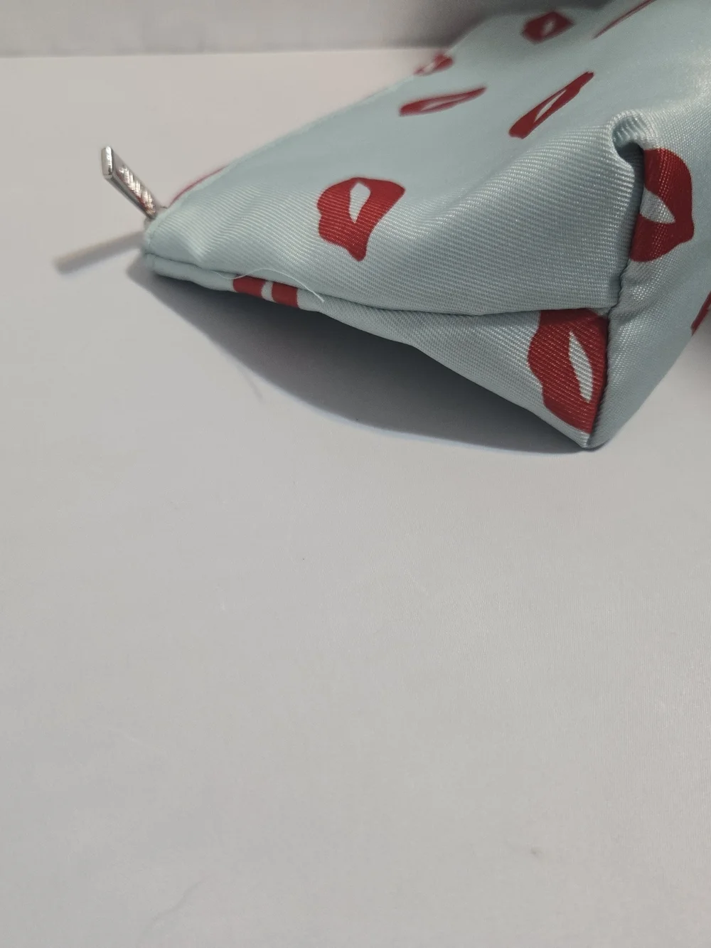 CLINIQUE x KATE SPADE Cosmetics Makeup Travel Bag Aqua & Red Lips Print